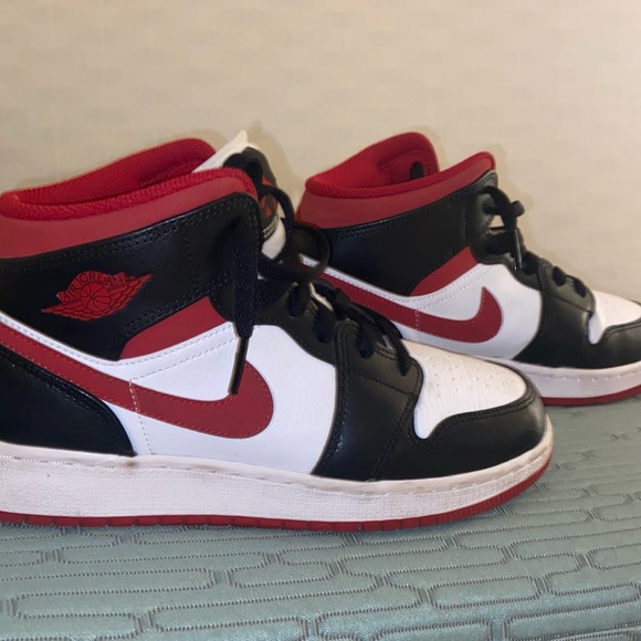 Jordan 1 Mid Gym ( Red, black, white ) - Picture 1 of 5